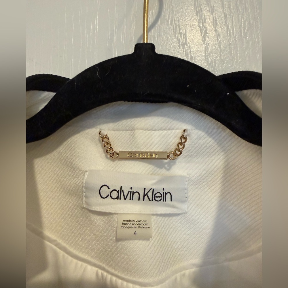 Calvin Klein women’s white 2 button long sleeve blazer black trim sz 4. No flaws - Picture 2 of 7